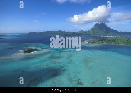 Motu Tapu Insel li., in der Lagune, Hauptinsel mit Berg Pahia 661m, Bora-Bora, Franzoesisch Polynesien Stockfoto