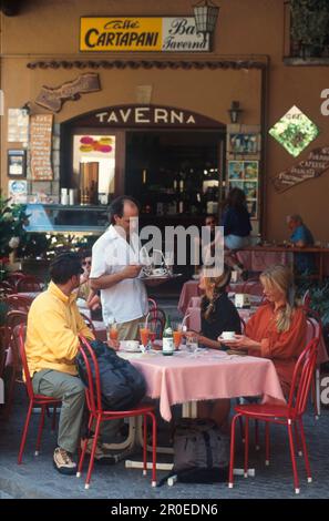 Strassencafé, Malcesine, Gardasee, Trentino Italien Stockfoto