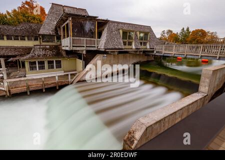 Lange Sicht auf einen ruhigen Fluss, der sich durch eine friedliche Wohngegend in Fishtown schlängelt Stockfoto