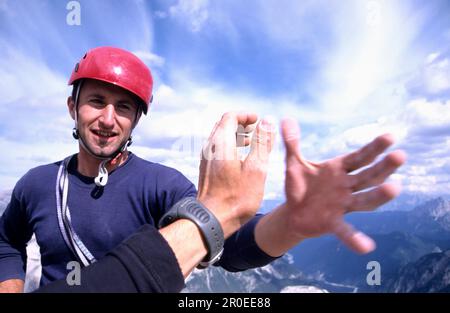 Zwei männliche Kletterer waren überglücklich, den Gipfel erreicht zu haben, Dolomiten, Südtirol, Italien Stockfoto