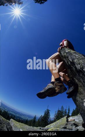 Zwei Wanderer, ein Paar sitzt auf einem Granitblock, Mühlviertel, Oberösterreich, Österreich Stockfoto