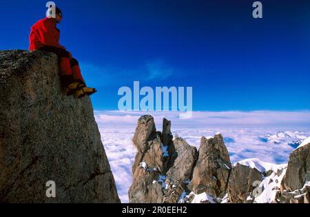 Mann genießt die Aussicht von Aiguille de Midi über Chamonix, Frankreich Stockfoto