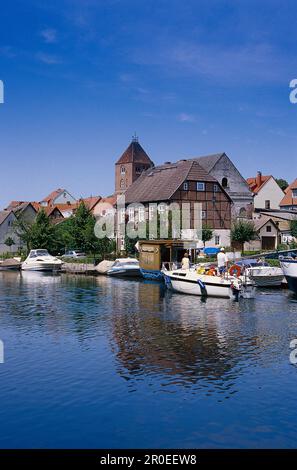 Boote in Plau, Muritz Elde Waterway, Mecklenburg Lake District, Mecklenburg-Vorpommern, Deutschland Stockfoto
