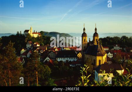 Blick auf Schloss und Basilika in Gößweinstein, Franzosen, Bayern, Deutschland Stockfoto