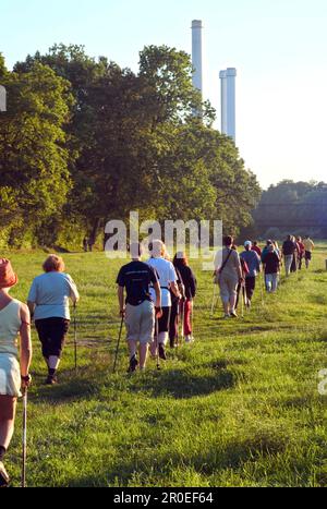 Nordic Walking auf der Isar, München, Bayern, Deutschland Stockfoto