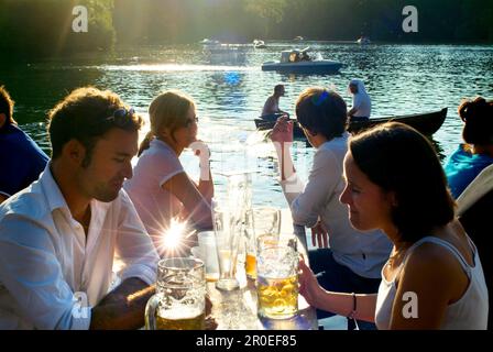 Junge Menschen in Seehaus Beergarden, Englischer Garten, München, Bayern, Deutschland Stockfoto