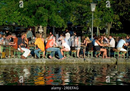 Junge Menschen in Seehaus Beergarden, Englischer Garten, München, Bayern, Deutschland Stockfoto