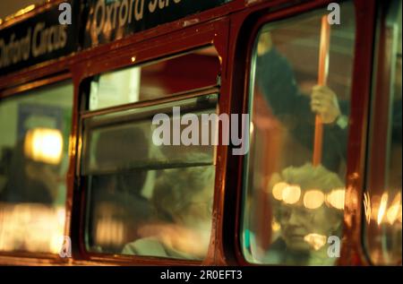 Leute in einem Bus am Abend, Oxford Street, London, England, Großbritannien, Europa Stockfoto