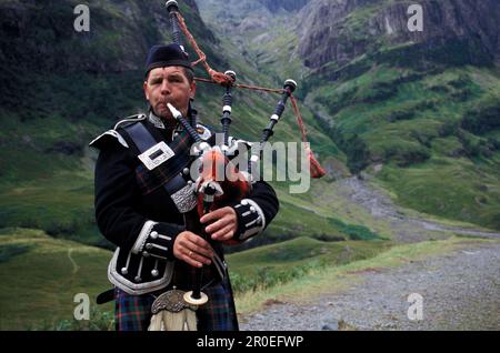 Dudelsackspieler bei Glenfinnan Highland Games, Glen Coe Valley, Invernesshire, Schottland, Großbritannien, Europa Stockfoto