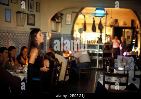 Sänger in einem Fado Restaurant, Mouraria, Lissabon, Portugal, Europa Stockfoto