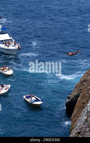 Klippenspringer während des Sprungs, Acapulco, Guerrero, Mexiko, Amerika Stockfoto