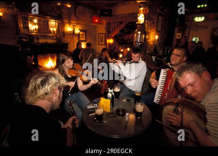 Musiker spielen traditionelle Musik im Bullman Pub, County West Cork, Irland, Europa Stockfoto