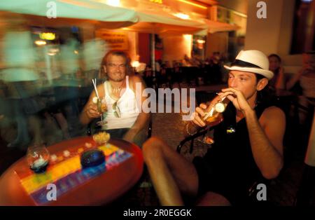 Zwei Jungen, Nachtleben, Albufeira Algarve, Portugal Stockfoto