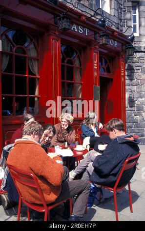 Leute vor dem Pub The Last Drop, Grassmarket, Edinburgh, Schottland, Großbritannien, Europa Stockfoto
