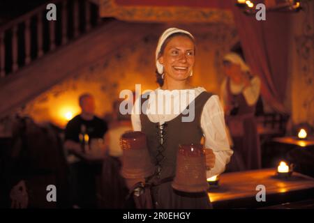 Kellnerin in mittelalterlichen Kostümen im Restaurant Olde Hansa, Tallinn, Estland, Europa Stockfoto