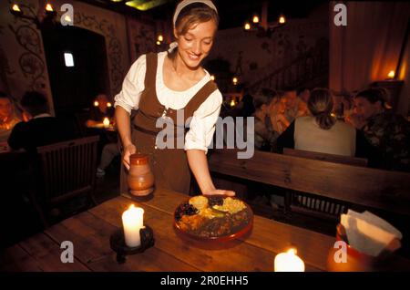 Kellnerin in mittelalterlichen Kostümen im Restaurant Olde Hansa, Tallinn, Estland, Europa Stockfoto