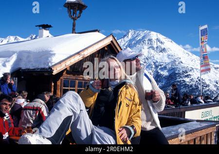 Ein Paar, das ein warmes Getränk im Obstlerhuette, Soelden, Oetztal, Tirol, Österreich, trinkt Stockfoto