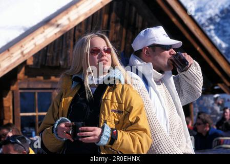 Ein Paar, das ein warmes Getränk im Obstlerhuette, Soelden, Oetztal, Tirol, Österreich, trinkt Stockfoto