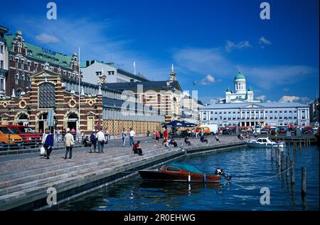 Menschen vor der Markthalle Kauppahalli am Hafen, Helsinki, Finnland, Europa Stockfoto