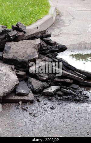 Asphaltstücke nach der Reparatur auf der Straße Stockfoto