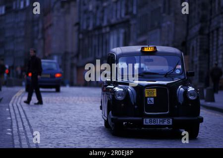 Nostalgisches Taxi auf der Royal Mile, Edinburgh, Schottland, Großbritannien, Europa Stockfoto
