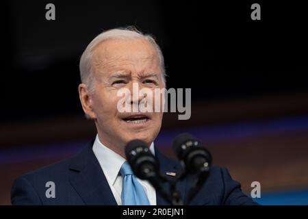 Washington, Usa. 08. Mai 2023. US-Präsident Joe Biden gibt am 8. Mai 2023 im South Court Auditorium im Weißen Haus in Washington, DC, eine Stellungnahme zum Schutz der Verbraucher bei Flugverspätungen oder -Stornierungen ab. Kredit: Chris Kleponis/Sipa USA Kredit: SIPA USA/Alamy Live News Stockfoto