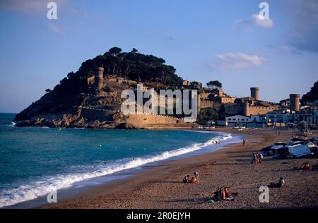 Strand Tossa del Mar Nacht Costa Brava, Villa Vella, Altstadt mit Schloss und Strand, Tossa de Mar, Costa Brava, Katalonien, Spanien Stockfoto