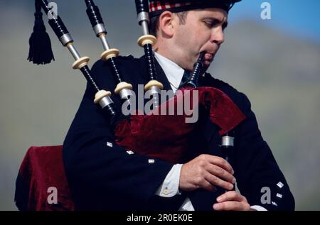 Dudelsackspieler bei Glenfinnan Highland Games, Glen Coe Valley, Invernesshire, Schottland, Großbritannien, Europa Stockfoto