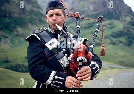 Dudelsackspieler bei Glenfinnan Highland Games, Glen Coe Valley, Invernesshire, Schottland, Großbritannien, Europa Stockfoto