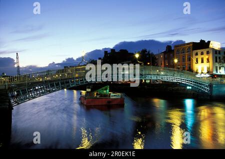 Brücke im Abendlicht, Half Penny Bridge, Dublin, Irland Stockfoto