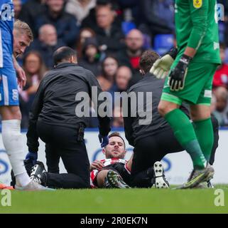 Birmingham, Großbritannien. 08. Mai 2023. Der George Baldock von Sheffield United, Nr. 2, wurde verletzt und am 8. Mai 2023 beim EFL Sky Bet Championship-Spiel zwischen Birmingham City und Sheffield Utd in St. Andrews, Birmingham, England, ersetzt. Foto: Stuart Leggett. Nur redaktionelle Verwendung, Lizenz für kommerzielle Verwendung erforderlich. Keine Verwendung bei Wetten, Spielen oder Veröffentlichungen von Clubs/Ligen/Spielern. Kredit: UK Sports Pics Ltd/Alamy Live News Stockfoto