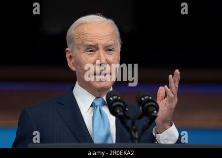 Washington, Usa. 08. Mai 2023. US-Präsident Joe Biden gibt am 8. Mai 2023 im South Court Auditorium im Weißen Haus in Washington, DC, eine Stellungnahme zum Schutz der Verbraucher bei Flugverspätungen oder -Stornierungen ab. Kredit: Chris Kleponis/Sipa USA Kredit: SIPA USA/Alamy Live News Stockfoto