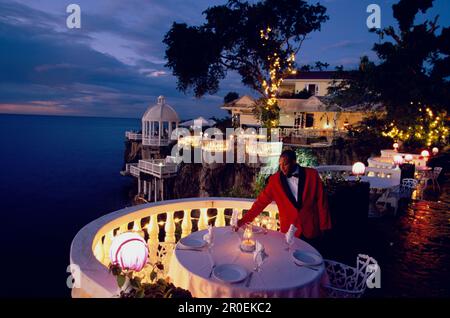 Der Kellner bereitet den Tisch für das Abendessen vor, La Puntilla De Piergiorgio Palace, italienisches Restaurant, Sosua, Dominikanische Republik, Karibik Stockfoto