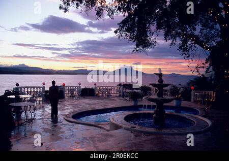 Terrasse mit Springbrunnen im La Puntilla De Piergiorgio Palast, italienisches Restaurant, Sosua, Dominikanische Republik, Karibik Stockfoto