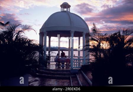 Abendessen in einem Pavillon bei Abendlicht im La Puntilla De Piergiorgio Palace, italienisches Restaurant, Sosua, Dominikanische Republik, Karibik Stockfoto