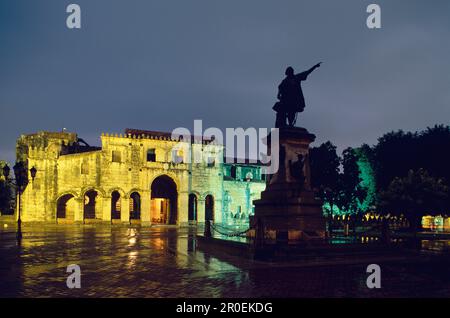 Columbus Statue und Casa de Borgella im Abendlicht, Plaza Colon bei Nacht, Santo Domingo, Dominikanische Republik, Karibik Stockfoto