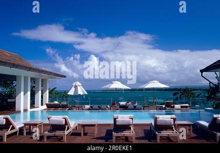 Pool mit Sonnenliegen am Casa Colonial Beach und Spa, Playa Dorada, Puerto Plata, Dominikanische Republik, Karibik Stockfoto