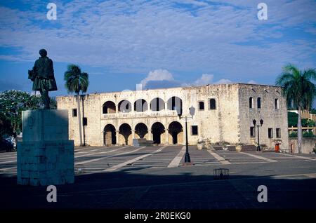 Gebäude, Alcazar de Colon Statue, Ovando Statue, Alcazar de Colon, Santo Domingo, Dominikanische Republik Stockfoto