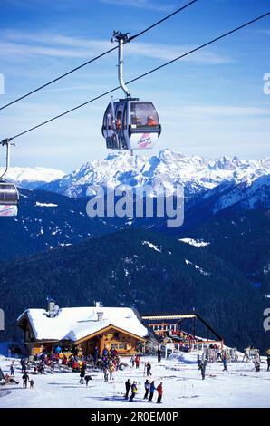 Seilbahn und Leute vor einer Skihütte, Olang, Kronplatz, Plan de Corones, Dolomiten, Südtirol, Italien, Europa Stockfoto