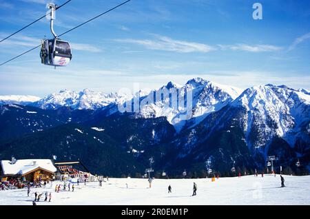 Seilbahn und Leute vor einer Skihütte, Olang, Kronplatz, Plan de Corones, Dolomiten, Südtirol, Italien, Europa Stockfoto