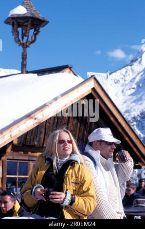 Ein Paar vor Obstler Hut, Soelden, Oetz Valley, Tirol, Österreich, Europa Stockfoto