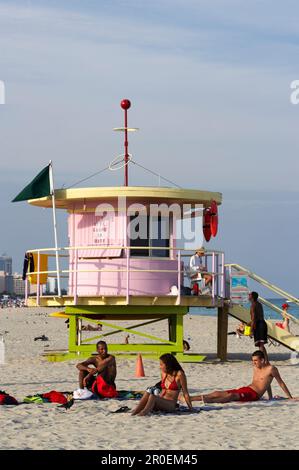 Rettungsschwimmturm und Menschen am Strand, South Beach, Miami, Florida, USA, Amerika Stockfoto