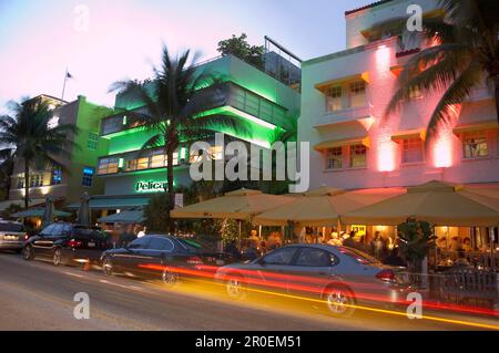 Autos und beleuchtete Gebäude bei Nacht, Ocean Drive, South Beach, Miami, Florida, USA, Amerika Stockfoto