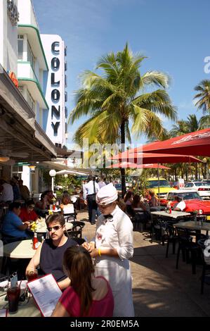 Leute in einer Bar am Ocean Drive, South Beach, Miami, Florida, USA, Amerika Stockfoto