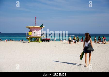 Rettungsschwimmturm und Menschen am Strand, South Beach, Miami, Florida, USA, Amerika Stockfoto