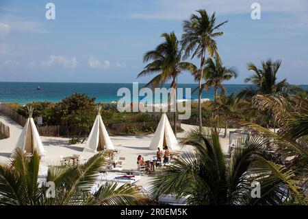 Gegend im Nikki Beach Club mit Strandbar, South Beach, Miami Florida, USA Stockfoto