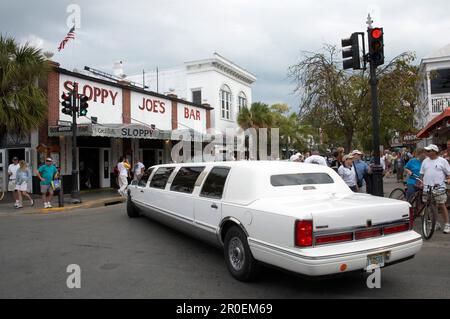 Gestreckte Limousine vor Sloppy Joe's Bar, Duval Street, Key West, Florida Keys, Florida, USA Stockfoto