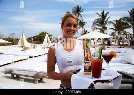 Kellnerin mit Cocktails im Nikki Beach Club, South Beach, Miami, Florida, USA, Amerika Stockfoto