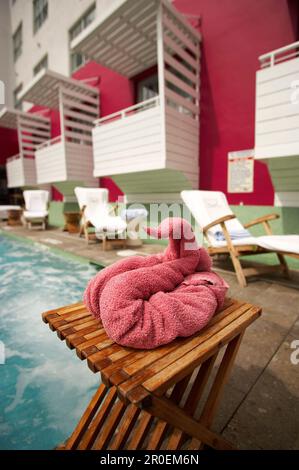 Ein Handtuch am Hotelpool des Clinton, South Beach, Miami, Florida, USA, Amerika Stockfoto