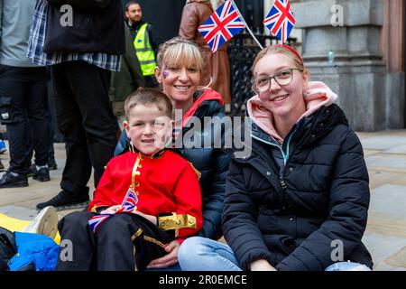 London, Großbritannien, 6. Mai 2023, am frühen Morgen auf Whitehall, wartet auf den Beginn der Krönung von König Karl III., Chrysoulla Kyprianou Rosling/Alamy Liv Stockfoto